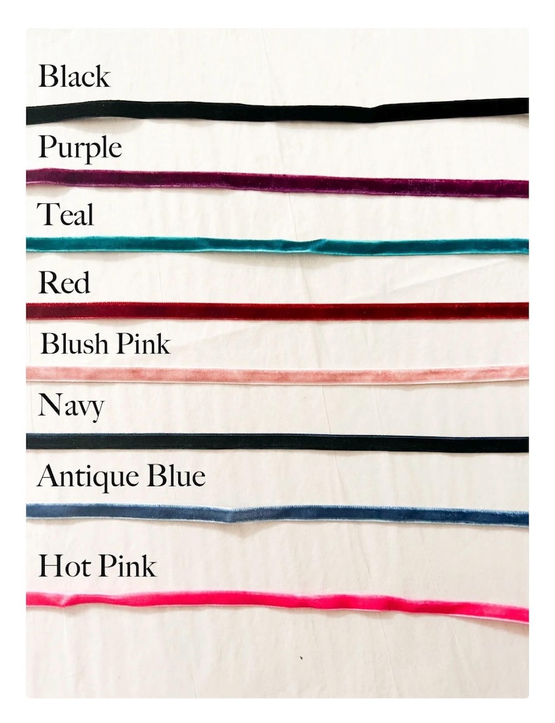 K&ouml;nnte beinhalten: Eine Auswahl an Samtb&auml;ndern in verschiedenen Farben, darunter Schwarz, Lila, T&uuml;rkis, Rot, Ros&eacute;, Marineblau, Antikblau und Pink. Jedes Band ist mit seinem Farbnamen in einer sauberen, wei&szlig;en Schrift beschriftet.