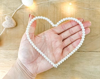 Decorazione murale a forma di cuore di perle in filo metallico: elegante decorazione per la casa