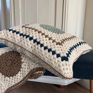 Crochet pattern pillow / crochet pillow PASTOU (pattern in English and Dutch)