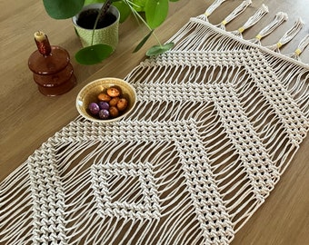 Macrame runner RIVER (macrame pattern in Dutch)