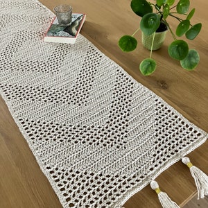 Crochet pattern table runner (pattern in English and Dutch)