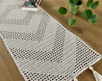 Crochet pattern table runner (pattern in English and Dutch)