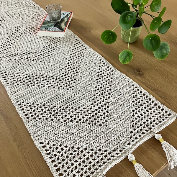 Crochet pattern table runner (pattern in English and Dutch)