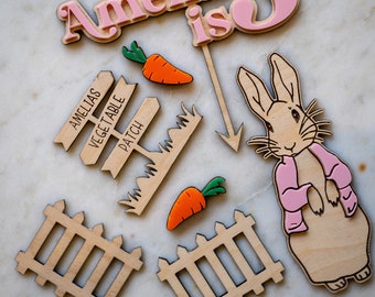 Peter Rabbit Kuchen Set | Personalisierte Cake Topper | Floppy Kuchen-Set | Cake Topper aus Holz | Acryl-Kuchendeckel | UK Verkäufer