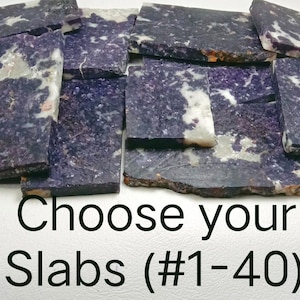 Peut inclure: Plusieurs dalles de pierre rectangulaires polies, de couleurs violet foncé et blanc. Les dalles ont un aspect naturel et texturé. L'image contient le texte "Choose your Slabs (#1-40)".