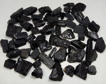 Lote de 48 piezas de turmalina negra cortada en bruto, 1600 quilates, protección, conexión a tierra, curación con cristales.