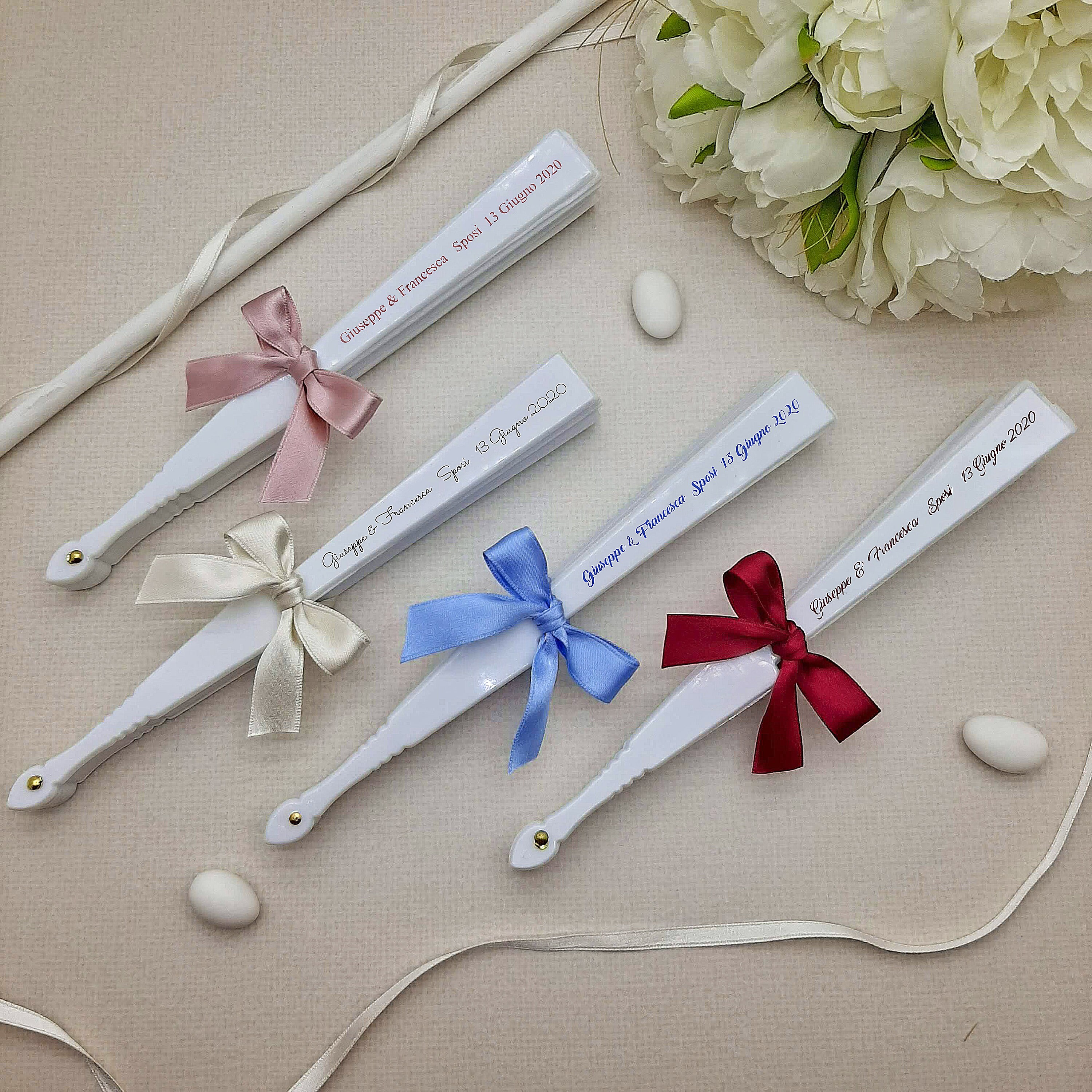 Ventaglio Bianco Personalizzato Con Nomi E Fiocco - Segnaposto Originale Per Matrimonio