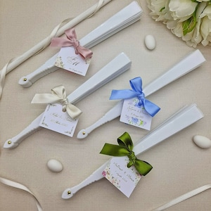 set da 10 Ventagli per Matrimonio Personalizzati Bianchi con Nomi e Fiocco Ventaglio Bianco in Plastica e Tessuto immagine 2