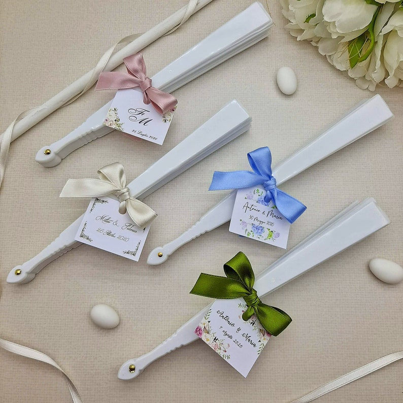 set da 10 Ventagli per Matrimonio Personalizzati Bianchi con Nomi e Fiocco Ventaglio Bianco in Plastica e Tessuto immagine 2