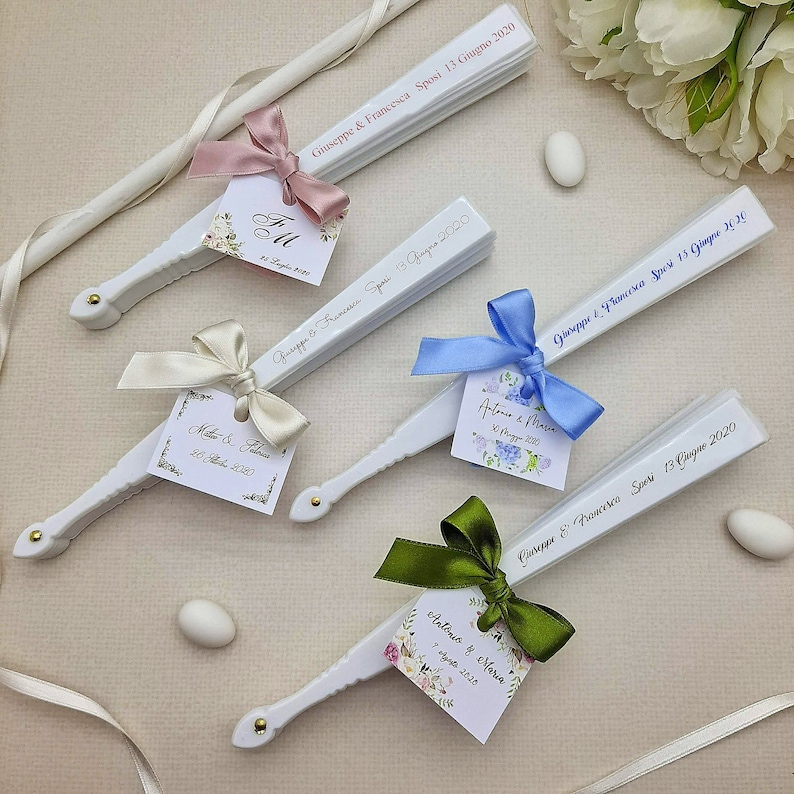 set da 10 Ventagli per Matrimonio Personalizzati Bianchi con Nomi e Fiocco Ventaglio Bianco in Plastica e Tessuto immagine 1