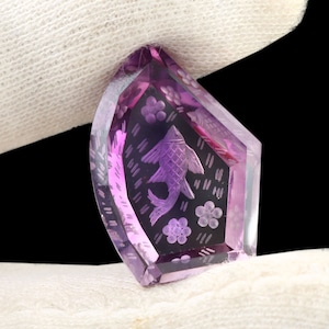 Naturalny ametyst szlif fantazyjny - ametystowy kamień szlachetny o fantazyjnej rzeźbie - szlif fantazyjny - rozmiar ametystu - 27 x 18 mm - 30,80 karatów