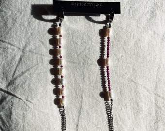 ES3 - Boucles d'oreilles en rubis et perles longue chaîne Chaîne de corps fabriquée à la main en édition limitée de la collection Y - MEKERA STUDIOS