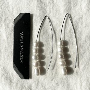 Pendientes minimalistas de perlas hechos a mano, pendientes llamativos Threader Chic, joyería grunge gótica punk de plata