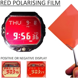 Könnte beinhalten: Eine Digitaluhr mit roter Anzeige, die Zeit und Datum anzeigt, neben einem Quadrat aus roter Polarisationsfolie, das mit einer Pinzette gehalten wird. Der Text "RED POLARISING FILM" steht oben. Zwei Beispiele für positive und negative Anzeigen werden gezeigt.