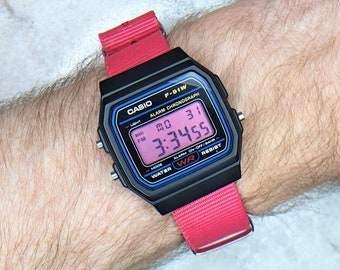 Reloj Casio con pantalla rosa modificada y correa de nailon rosa bebé (F-91W), The Carnation