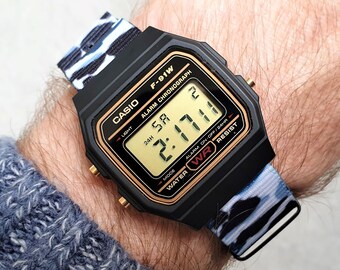 Montre Casio F-91 avec bracelet en nylon bleu marine et Blue Ice Camo (cadran de détail or). Sélectionnez votre propre couleur d’écran, 8 couleurs au choix