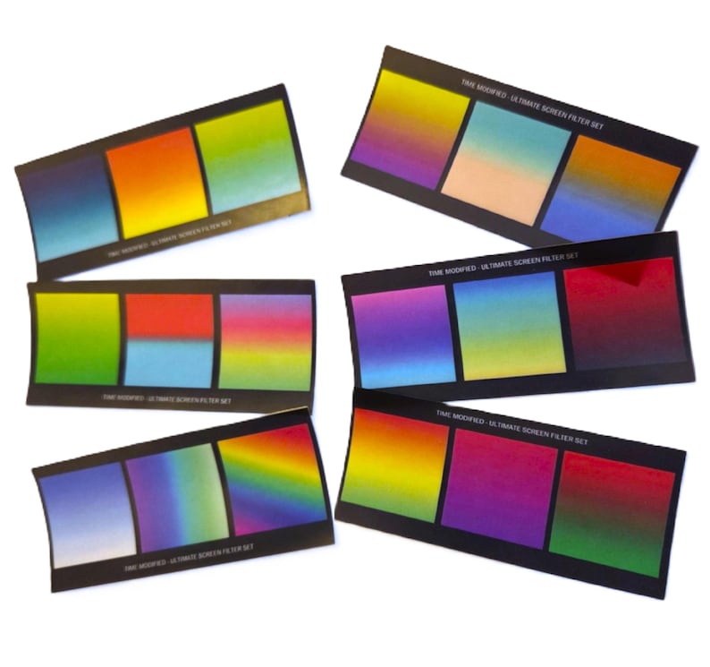 Peut inclure: Plusieurs ensembles de filtres d'&eacute;cran rectangulaires sont pr&eacute;sent&eacute;s, chacun avec trois sections de d&eacute;grad&eacute; de couleurs. Les d&eacute;grad&eacute;s de couleurs comprennent le bleu, l'orange, le jaune, le vert et le rouge. Le texte "TIME MODIFIED - ULTIMATE SCREEN FILTER SET" est imprim&eacute; sur chaque ensemble.