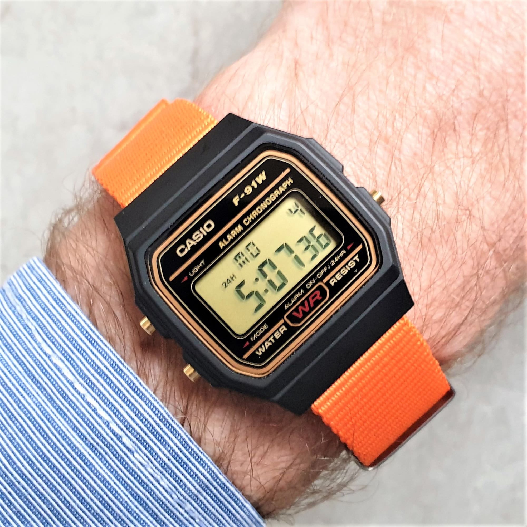 Reloj Casio F-91 con correa de nylon naranja neón esfera de detalle dorada.  Seleccione su propio color de pantalla, 8 colores para elegir -  México