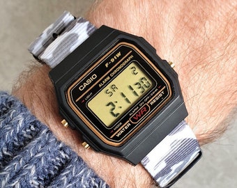 Casio F-91 Watch avec bracelet camouflage neige gris et blanc (cadran détail or). Sélectionnez votre propre couleur d’écran, 8 options de couleur