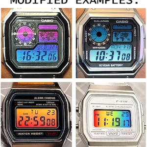 Peut inclure: Quatre montres num&eacute;riques Casio avec des bo&icirc;tiers argent&eacute;s et noirs. Les cadrans affichent l'heure, la date et diverses fonctions en couleurs vives. La montre en haut &agrave; gauche affiche 16:32:06. La montre en haut &agrave; droite affiche 10:37:08. La montre en bas &agrave; gauche affiche 22:59:08. La montre en bas &agrave; droite affiche 11:19:17.