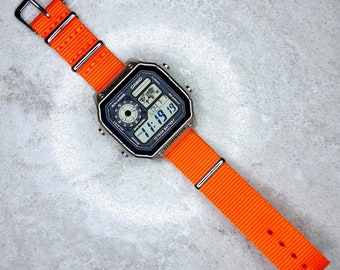 Casio World Time Illuminator Silver Watch avec bande orange néon, AE-1200WHD-1AVEF