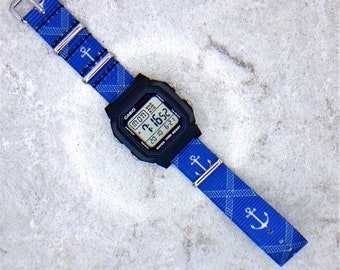 Montre Casio 10 ans Battery Life sur un bracelet en nylon à motif Blue Anchor (W-800H-1AVES)