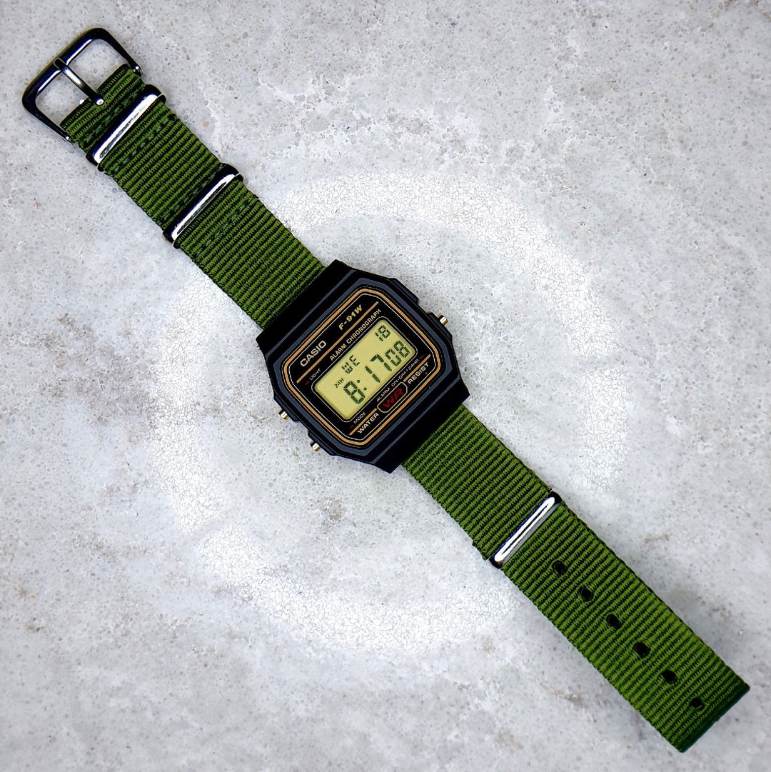 Reloj Casio F-91W con correa de nylon verde esfera de detalle