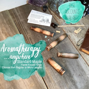 Peut inclure: Quatre bâtonnets d'aromathérapie en bois avec une finition flambée. Les bâtonnets sont en érable standard et sont disponibles en longueurs régulières ou micro. Le texte "Aromatherapy...anywhere!" est écrit sur un fond aquarelle turquoise. Le texte "Standard Maple" et "Flame-Kissed Finish" est écrit en noir. Le texte "Choose from Regular or Micro Lengths" est écrit en noir. Le texte "Bulk Discounts Available!" est écrit en noir.