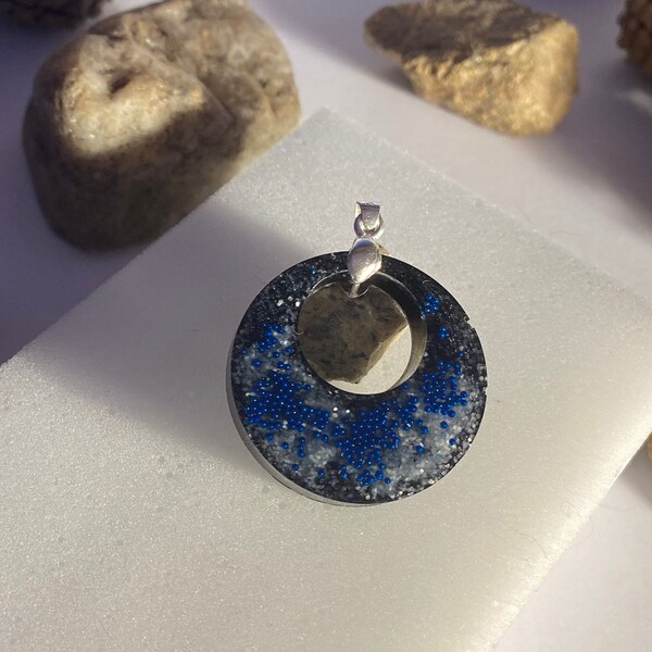 Pendentif cercle d’univers bille bleu