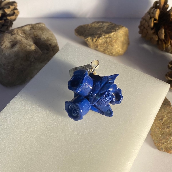 Pendentif bleu nuit fleur, plume, dentelles