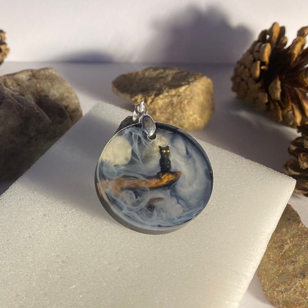 Pendentif halloween, chat sur un arbre, lune phosphorescente