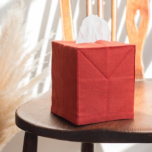 Funda para caja de pañuelos de lino rojo granero con forro de algodón. Decoración minimalista cuadrada.