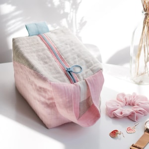 Blau Rosa Leinen Tasche mit buntem Reißverschluss. Kastige Reise-Kulturtasche.