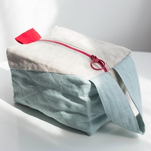Rot-Blaues Leinentäschchen mit buntem Reißverschluss. Kastige Reise-Kulturtasche.