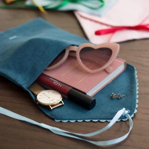 Bolsas de lino azul océano con ribetes de colores. Elegante funda para libros y tarjetero. Sobre de tela de lino con lazo.