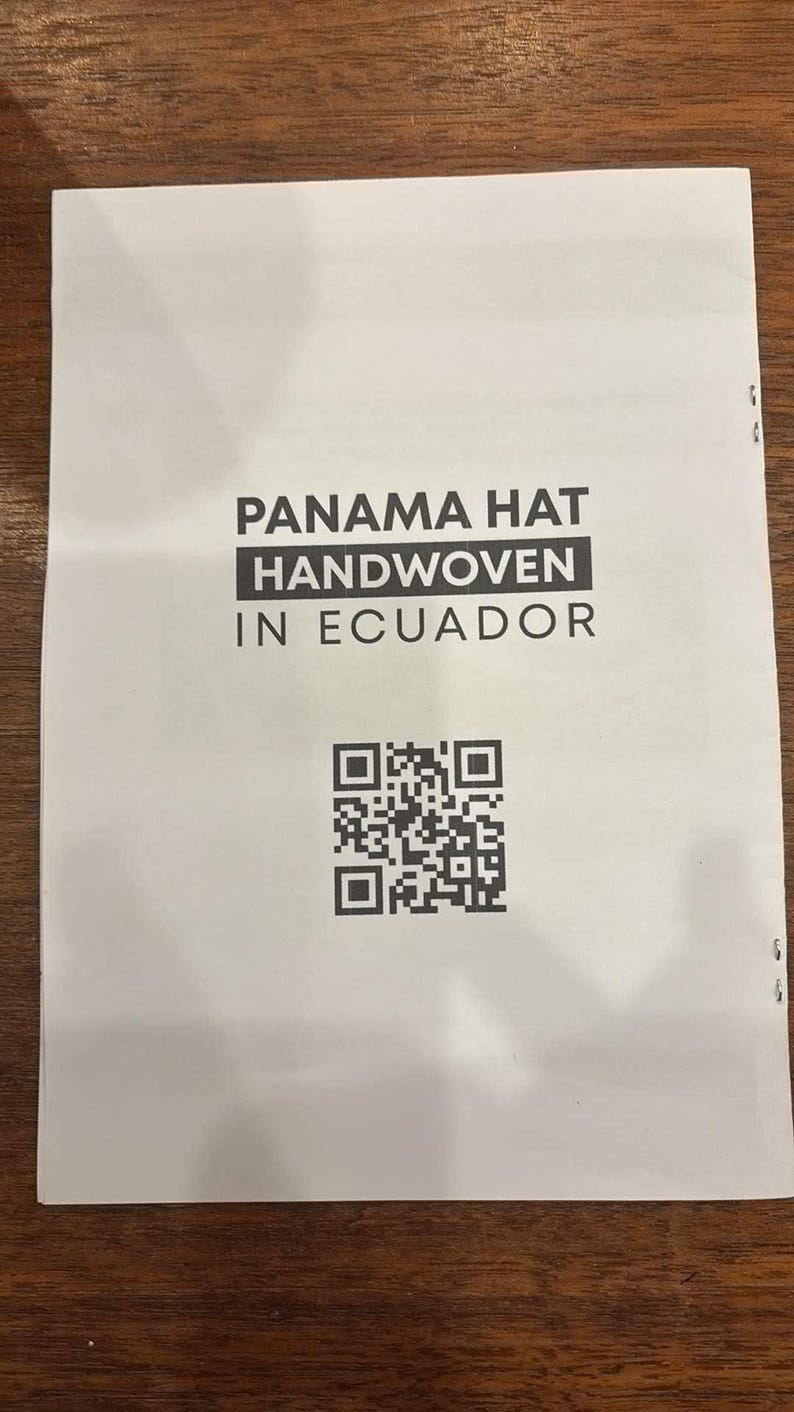 Puede incluir: Una etiqueta de papel blanca con texto negro que dice "Panama Hat Handwoven in Ecuador". Un c&oacute;digo QR en blanco y negro est&aacute; debajo del texto.