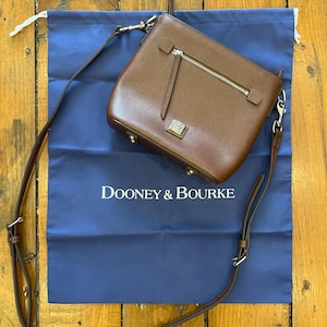 Bolso bandolera Dooney & Bourke Saffiano pequeño con cremallera y patas, piel italiana marrón, forro de algodón, incluye funda protectora, 23 x 18 x 7,6 cm