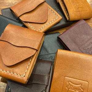 Billeteras, tarjeteros y billeteras para hombre de cuero genuino negro hechas a mano, de dos y tres pliegues, de comercio justo de Ecuador