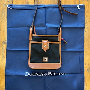 Bolso bandolera Dooney & Bourke Wayfarer Letter Carrier, nailon negro y piel de vacuno italiana, forrado en algodón, incluye funda protectora, 19 x 18 x 7,6 cm