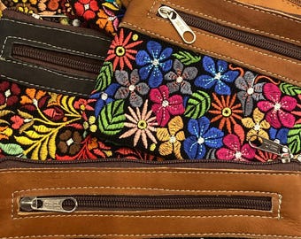 Bolsas de cosméticos de tela y cuero con bordados florales de colores, de 7,5 x 5” y 9 x 5,5”, de comercio justo de Ecuador.
