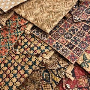 Bolso bandolera de corcho reciclado con cierre a presión y soporte para teléfono móvil, 18,3 x 14 cm, correa ajustable de 66 cm, comercio justo de España.