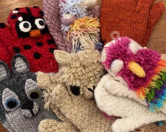 Guantes para niños tejidos a mano con alpaca al 17%, diseño de animales, mariquita, zorro, llama, lobo, unicornio, vaca y león, comercio justo en Perú y Bolivia.