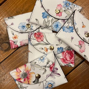 Monederos pequeños de cuero italiano genuino hechos a mano con broche floral blanco y colorido, 11,4 x 8,9 cm, comercio justo italiano.