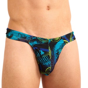 Può includere: Slip string nero e blu con motivo geometrico.