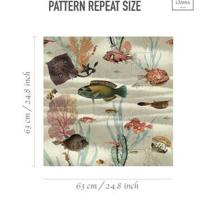 K&ouml;nnte beinhalten: Ein nahtloses Muster mit einer Vielzahl von bunten Fischen, Korallen und Algen auf einem hellbeigen Hintergrund. Das Muster wiederholt sich alle 63 cm oder 24,8 Zoll.