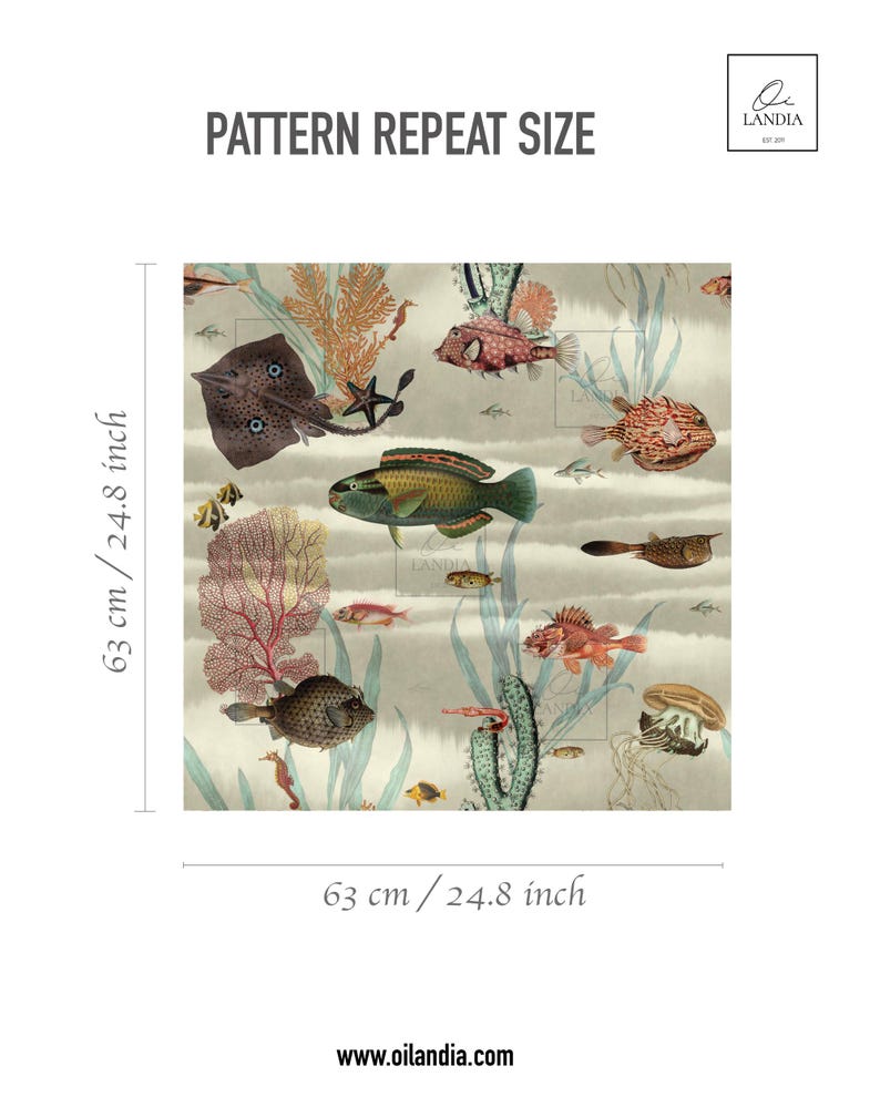 K&ouml;nnte beinhalten: Ein nahtloses Muster mit einer Vielzahl von bunten Fischen, Korallen und Algen auf einem hellbeigen Hintergrund. Das Muster wiederholt sich alle 63 cm oder 24,8 Zoll.