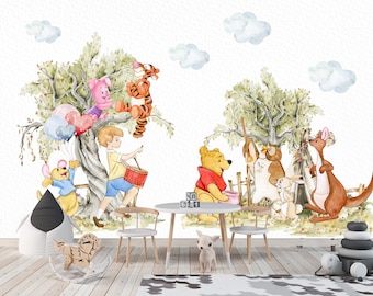 Puede incluir: Un mural de pared con ilustraciones en acuarela de los personajes de Winnie the Pooh, incluyendo a Piglet, Tigger, Christopher Robin con un tambor, Búho, Conejo y Cangu. La escena incluye árboles, nubes y globos en un estilo artístico suave.