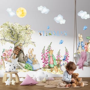 Puede incluir: Un letrero de madera rústica con el texto "Welcome to our home" en letras blancas. El letrero presenta un acabado envejecido y un diseño simple y acogedor, perfecto para la decoración de la entrada.