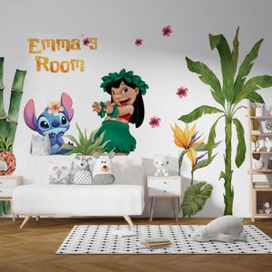 Peut inclure: Une murale fantaisiste représentant des personnages du film d'animation Lilo & Stitch, dont Stitch et Lilo, ainsi que des plantes tropicales et le texte "Emma's Room". La scène comprend un canapé blanc, des tables de chevet et un tapis à motifs.