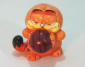 Garfield the cat playing basketball, 1978, 1981, collectable, ceramic